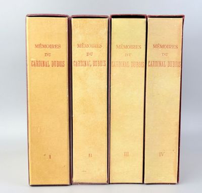 trois livres sont alignés les uns sur les autres sur une surface blanche
