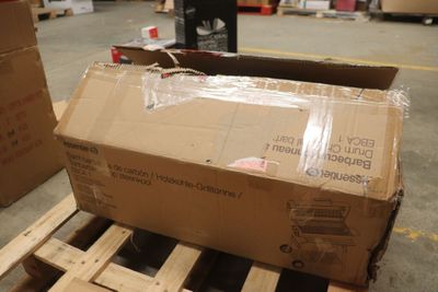 un grand carton posé sur une palette dans un entrepôt