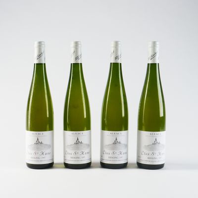 trois bouteilles de vin sont alignées sur une surface blanche