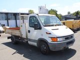 un camion blanc garé dans un parking
