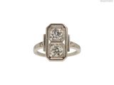 gros plan d'une bague en diamant sur fond blanc