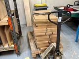 une pile de boîtes sur une palette dans un entrepôt