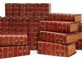 plusieurs vieux livres empilés sur une surface blanche