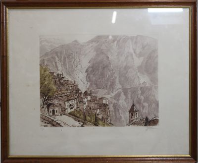une vieille photo d'un village de montagne avec une montagne en arrière-plan
