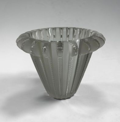 un vase en verre posé sur une table