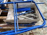 une caisse à outils posée sur une palette au sol