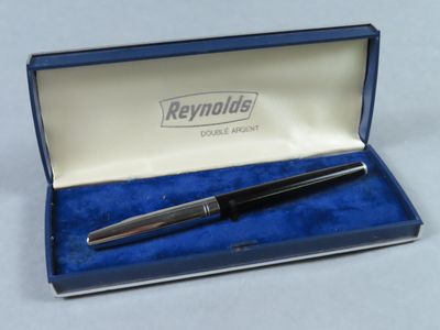 l'image d'un stylo dans une boîte bleue posée sur une surface blanche
