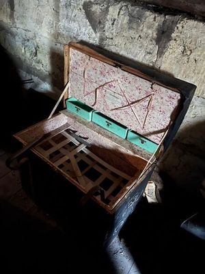 une valise ouverte posée par terre dans l'obscurité