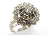 une image d'une bague en diamant sur fond blanc