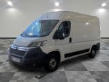 la camionnette blanche est garée sur le sol en damier d'une pièce
