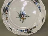 une assiette blanche ornée de fleurs bleues et jaunes