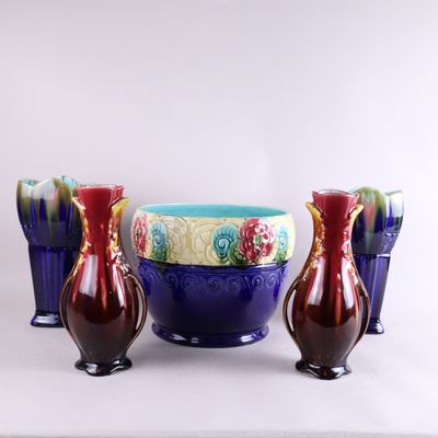 trois vases et un bol posés sur une table