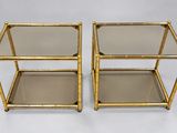 une paire de tables d'appoint en laiton et en verre