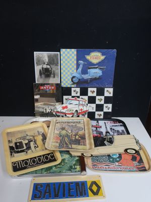 un grand nombre d'objets posés sur une table