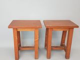 paire de tables d'appoint en bois, avec des pieds et une étagère de chaque côté