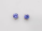 une paire de boucles d'oreilles en tanzanite sur fond blanc