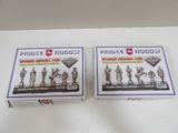 Deux boîtes de figurines en plastique sont posées sur une table