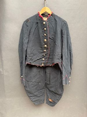 une photo d'un uniforme porté par un soldat