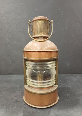 une vieille lanterne en cuivre et en verre sur fond noir