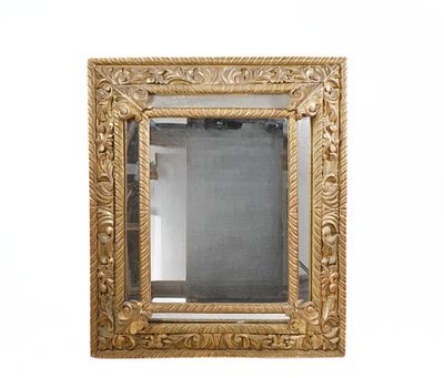 un miroir encadré d'or sur un mur blanc avec un fond blanc