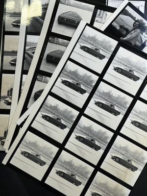 plusieurs photographies en noir et blanc de voitures posées sur une table noire