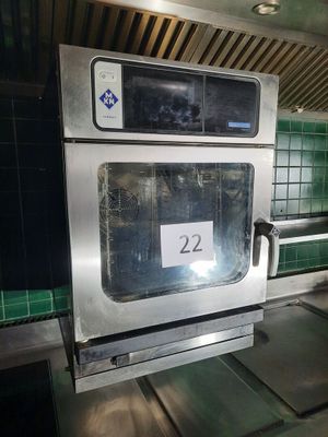 un four argenté portant un numéro, dans une cuisine