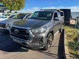 un camion argenté garé sur le parking