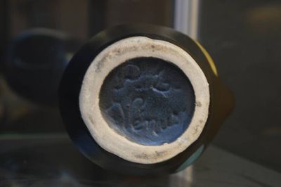 un gros plan d'un vase posé sur une table en verre