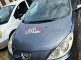 plusieurs voitures garées les unes à côté des autres dans un parking