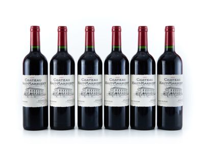 six bouteilles de vin rouge alignées