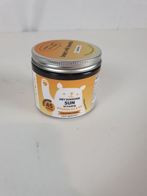 un pot de beurre au miel posé sur une table
