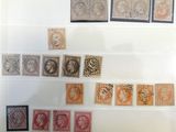 de nombreux types de timbres exposés dans une vitrine