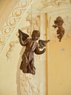 deux statues d'anges suspendues au plafond d'un immeuble