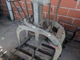 une machine posée par terre à côté d'un mur de briques