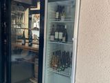 des bouteilles de vin se trouvent dans le réfrigérateur à l'extérieur d'un magasin
