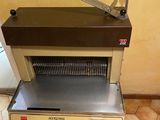 une machine posée sur le sol de la pièce