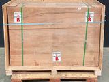 une palette sur laquelle est posée une caisse en bois