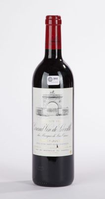 une bouteille de vin posée sur une table