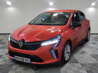 une voiture rouge garée sur un sol à damier dans un showroom