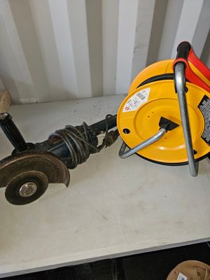 une borne d'incendie jaune et rouge posée sur une table