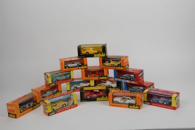 une pile de petites voitures empilées les unes sur les autres
