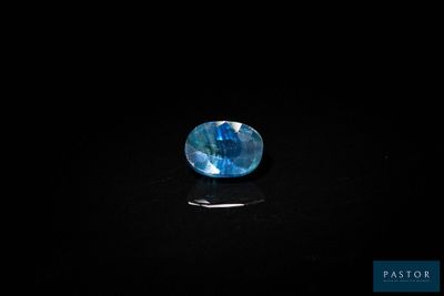 un gros plan d'un saphir bleu sur une surface noire
