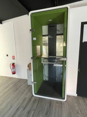 une salle de bains verte et blanche équipée d'un lavabo et de toilettes