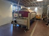 une machine placée au milieu d'une pièce