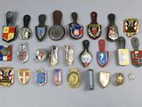 de nombreux types de badges différents, disposés sur une table