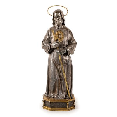 une statue représentant un saint tenant une croix et un bâton