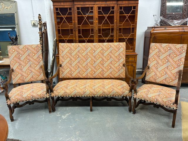 Salon de style Louis XIV, un canapé et deux fauteuils, garni de t