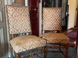 two chairs that are sitting next to each other in a room
