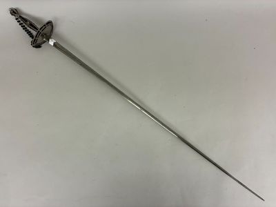 gros plan d'une épée sur une table à fond blanc