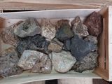 une boîte remplie de cailloux posée sur une table